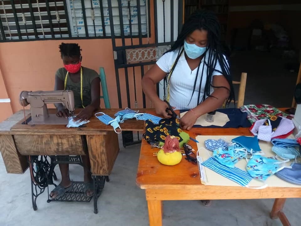 Confection de masques par les bénévoles - Solidarité Haïti